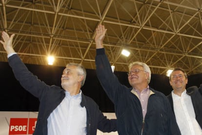 El presidente de la Junta, José Antonio Griñán, el expresidente Felipe González y el candidato socialista a la alcaldía de Sevilla, Juan Espadas, en el acto de cierre de campaña.