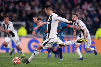 Cristiano Ronaldo, de la Juventus, anota su tercer gol desde el punto de penalti para completar su hat-trick.