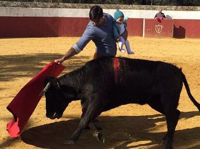 Francisco Rivera Ordóñez toreando una vaquilla con su hija de cinco meses, Carmen, en brazos en la imagen que el diestro publicó en Instagram