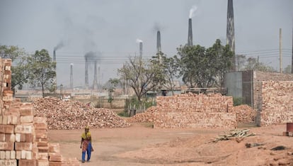 Las fábricas de ladrillos delinean un cinturón de contaminación que aporta en torno al 60% de la contaminación atmosférica de Dacca.