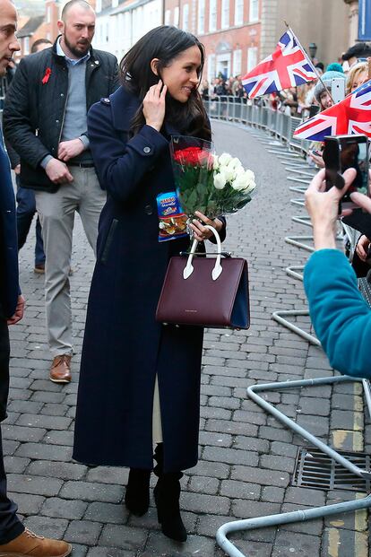 Poco después de anunciar su compromiso, Meghan apareción en Nottingham con un bolso de la firma escocesa Strathberry. Se agotó en menos de 24 horas.