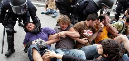 Desalojo policial en la Plaza de Cataluña, Barcelona