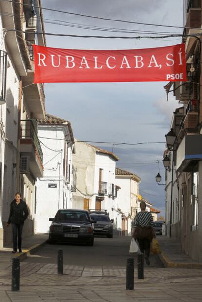 Una calle de Fuentidueña del Tajo, uno de los dos municipios madrileños donde ganó el PSOE.