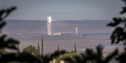 Una de las Torres de la Plataforma solar Solúcar, un centro tecnológico único en el mundo que alberga todos los tipos de tecnologías solares en plantas comerciales, plantas piloto y laboratorios de I+D+i de la empresa Abengoa en Sanlucar la Mayor (Sevilla).