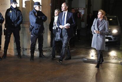 Francisco Camps y su esposa, Isabel Bas, a su salida del TSJ valenciano, pasadas las diez de la noche de ayer.