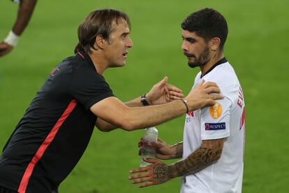 Sevilla's head coach Julen Lopetegui, left, talks to Sevilla's Ever Banega during the Europa League final soccer match between Sevilla and Inter Milan in Cologne, Germany, Friday, Aug. 21, 2020. (Friedemann Vogel/Pool via AP)