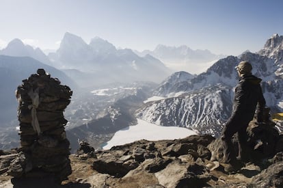 Ubicado a 5.350 metros, el Gokyo Ri, en la región del Khumbu, es una alternativa más tranquila al transitado cambo base del Everest. Además, desde la su cima (en la imagen), 200 metros más baja que la del Kala Pattar, se obtiene una panorámica muchísimo más completa. El sendero que conduce a la cumbre se separa del trekking al campamento base del Everest al pasar el pueblo de Namche Bazaar.