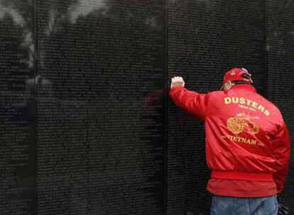 Un veterano de guerra norteamericano se apoya, ayer, en el monumento del muro de Vietnam.