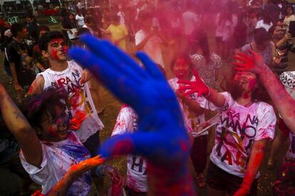 Ambiente en el festival de Rangotsav organizado en una universidad en Bangkok, Tailandia.