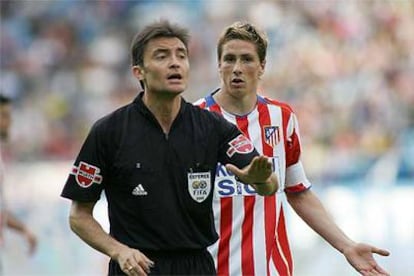 El árbitro español Mejuto González habla con los jugadores durante un partido en el estadio Calderón.