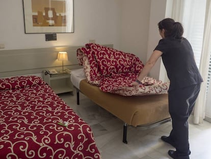 Una trabajadora limpia la habitación de un hotel en Sevilla.