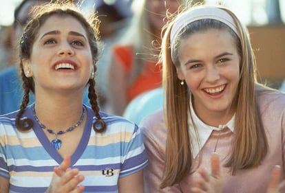 Brittany Murphy (izquierda) se hizo popular gracias su papel de Tai en 'Fuera de onda' (1995), película de culto adolescente que protagonizó Alicia Silverstone (derecha).