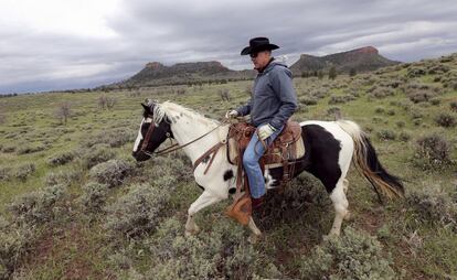 La medida abre la puerta a la explotación de las tierras por medio de actividades como la extracción de petróleo y gas, la minería o la tala. También fomentará la construcción y el desarrollo comercial. En la imagen, Ryan Zinke, Secretario de Interior del partido republicano, monta a caballo en Bears Ears, el pasado 9 de mayo de 2017.