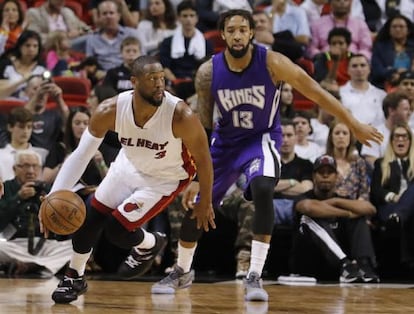 Wade, con la camiseta de El Heat, ante Sacramento. / AP