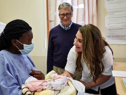 Bill y Melinda Gates visitan a una mujer que acaba de dar a luz en un hospital en Capetown (Sudáfrica), en febrero.