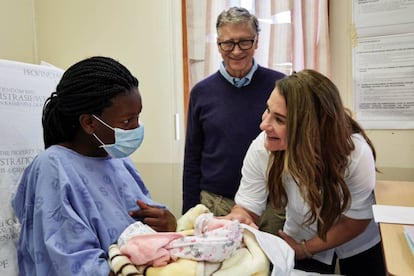 Bill y Melinda Gates visitan a una mujer que acaba de dar a luz en un hospital en Capetown (Sudáfrica), en febrero.