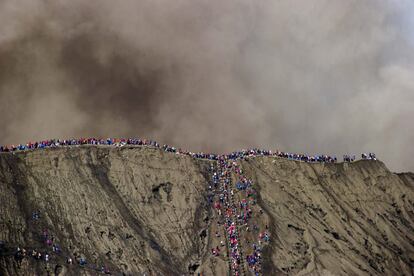 Centenares de personas suben los 250 escalones que conducen al cráter del Monte Bromo, durante la celebración del Festival Kasada. El Monte Bromo es un volcán activo que forma parte del macizo de Tengger, perteneciente al Parque Nacional BromoTengger Semeru, al este de Java, en Indonesia.Tiene una altura de 2.329 metros y aunque no es el más alto, es el más conocido de la zona.