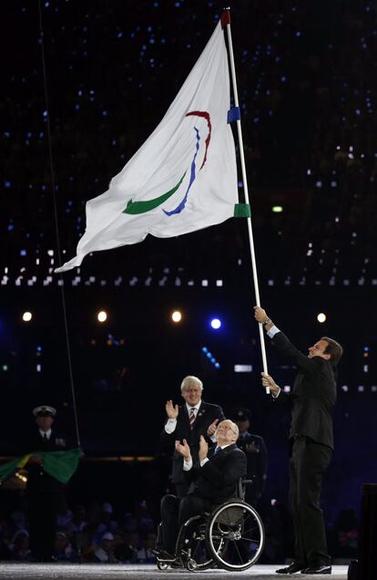 Eduardo Paes, alcalde de Río de Janeiro, sede de los Juegos en 2016, ondea la bandera de los juegos Paralímpicos durante la ceremonia de clausura de los Juegos Paralímpicos Londres 2012.