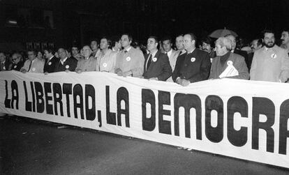 Cabeza de la manifestación que recorrió las calles de Madrid en contra del intento de golpe de Estado de 1981. Junto a Fraga (tercero por la derecha), se unieron a la cabecera otros políticos como Felipe González, Santiago Carrillo, Agustín Rodríguez Sahagún o el sindicalista Marcelino Camacho.