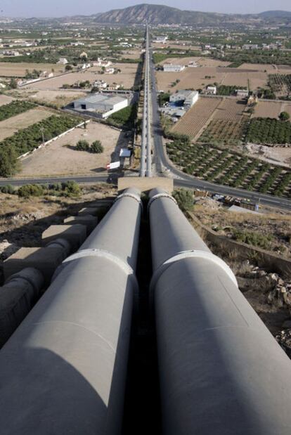 Tuberías de conducción de agua del trasvase Tajo-Segura, a su paso por Orihuela (Alicante).