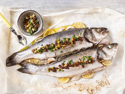 Pescado en papillote con mantequilla de ajo, hierbas y limón