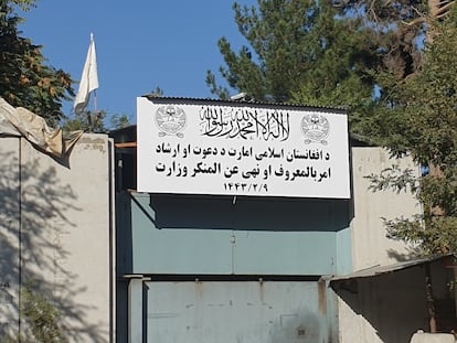 Entrada del  Ministerio para la Promoción de la Virtud y la Prevención del Vicio de Afganistán, antiguo Ministerio de Asuntos de la Mujer, en Kabul.