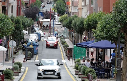 Varios coches circulan por el centro de Barakaldo, este martes. 