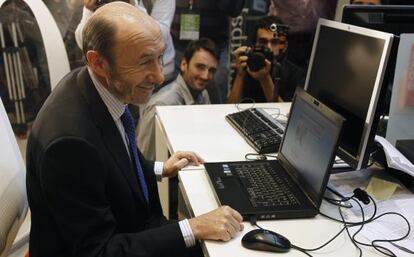 Alfredo Pérez Rubalcaba, durante su entrevista a través de Twitter.