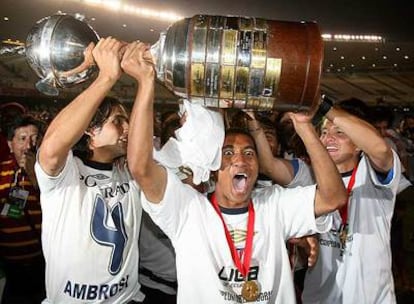 Jugadores de la Liga Deportiva Universitaria de Quito levantan el trofeo de la Copa Libertadores.