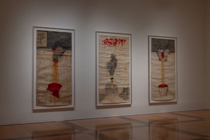 Un tríptico en la exposición retrospectiva de Teresa Serrano 'Mírame te veré de vuelta', en el MARCO, en Monterrey.
