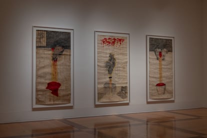 Un tríptico en la exposición retrospectiva de Teresa Serrano 'Mírame te veré de vuelta', en el MARCO, en Monterrey. 