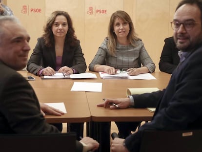 Rafael Simancas, Sara Hernández, María del Valle Luna y Antonio Hernando durante una reunión el 25 de enero en el Congreso.