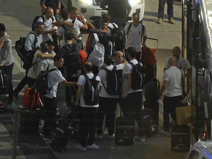 Jugadores y cuerpo técnico de la selección española de fútbol a su llegada al aeropuerto de Madrid.