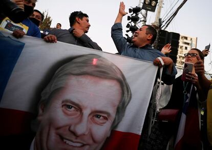 Partidarios del ultraderechista José Antonio Kast se manifiestan tras conocer los primeros resultados de la primera vuelta de las elecciones celebradas en Chile el domingo.