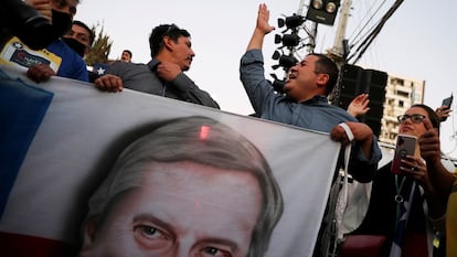 Partidários do ultradireitista José Antonio Kast se manifestam após a divulgação dos primeiros resultados do primeiro turno das eleições realizadas no Chile no domingo.