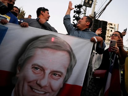 Partidários do ultradireitista José Antonio Kast se manifestam após a divulgação dos primeiros resultados do primeiro turno das eleições realizadas no Chile no domingo.