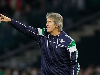 Manuel Pellegrini gesticula en la banda durante el partido del Betis ante la Real Sociedad.