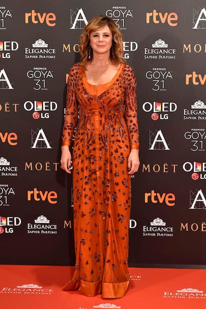 Emma Suárez, la ganadora de la noche (se hizo con dos goyas a la mejor actriz y actriz de reparto). Su vestido es de Lorenzo Caprile.