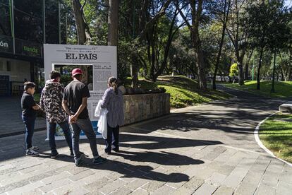 Un grupo de asistentes se hacen una fotografía con una portada de EL PAÍS.