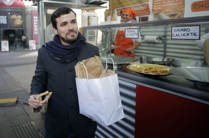 Alberto Garzón, candidato de IU a la Presidencia del Gobierno, tras comprar unos churros en Madrid.