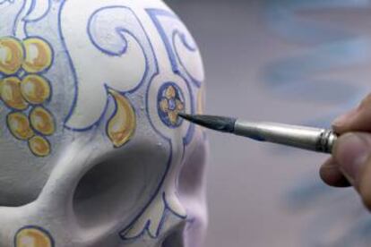 Proceso de pintado a mano de la cerámica de Talavera. Centro Cerámico Talavera ha actualizado la tradición con elementos como sus características calaveras. |