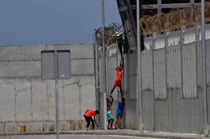 La presión, en el puerto de Ceuta, de migrantes que intentan burlar la seguridad y poder montarse en un barco, fue en aumento. El sábado, un menor falleció intentando saltar uno de los muros del muelle de La Puntilla.