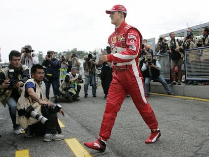 Automovilismo. Gran premio de San Marino de Fórmula 1 disputado en el circuito de Imola. En la foto, el piloto de Ferrari, Michael Schumacher, rodeado de cámaras y periodistas tras la primera sesión de entrenamientos. Ferrari's Formula One driver Michael Schumacher of Germany walks in the pit after the first qualifying session at the Imola circuit, Italy April 23, 2005. The Formula One San Marino Grand Prix will take place on Sunday. REUTERS/Ruben Sprich