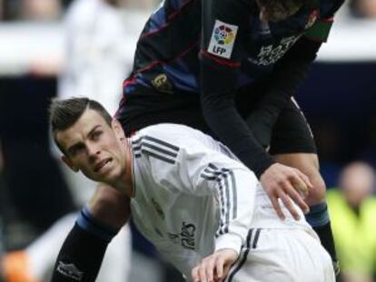 Bale, en el suelo, entre Iturra y Mainz en el úlimo partido de Liga.