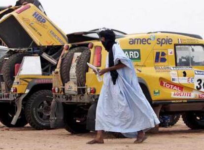 Un habitante de Malí, entre los coches del Dakar en la edición de 2006 del rally.