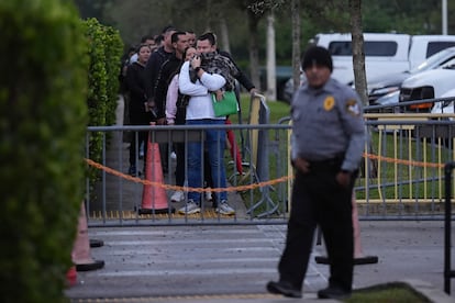 Migrantes en la oficina del Servicio de Inmigración de Miramar, Forida, para establecer o mantener su estatus en el país.