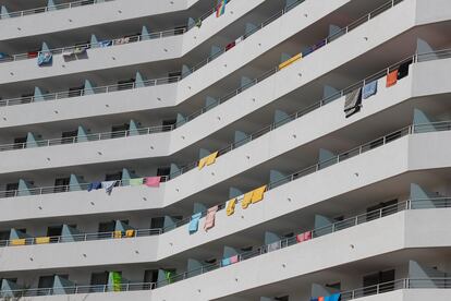 Balcones de un hotel en la playa de El Arenal, en Palma de Mallorca, el pasado domingo.