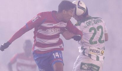 Eddy disputa un balón aéreo con López Garai.