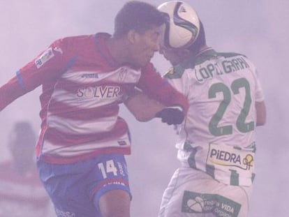 Eddy disputa un bal&oacute;n a&eacute;reo con L&oacute;pez Garai.