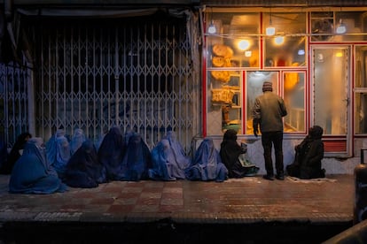 'Reportaje Gráfico del Año' ha sido otorgado al danés Mads Nissen por 'El precio de la paz en Afganistán'. Mujeres y niñas piden comida frente a una panadería en el centro de Kabul. 